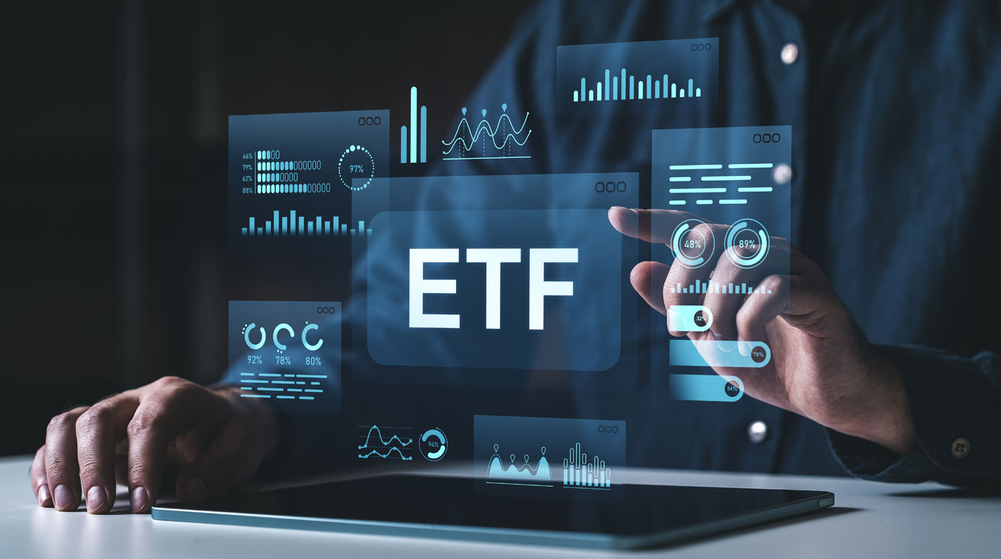 Balance isométrique avec un livre ouvert de frais d'ETF et un coffre fermé symbolisant l'opacité